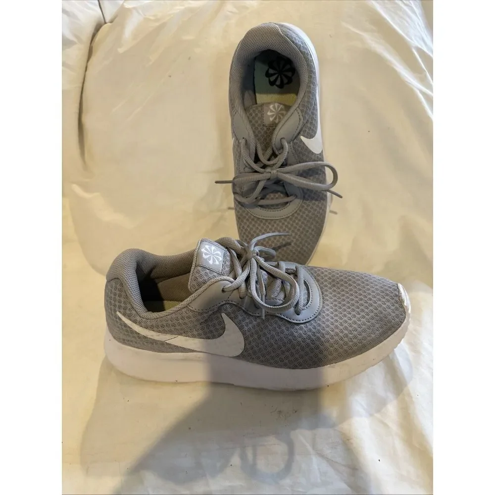 Nike Women's‎ Tanjun Gray Shoe Size 9.5 Lightweight Minimalist Running Sneaker